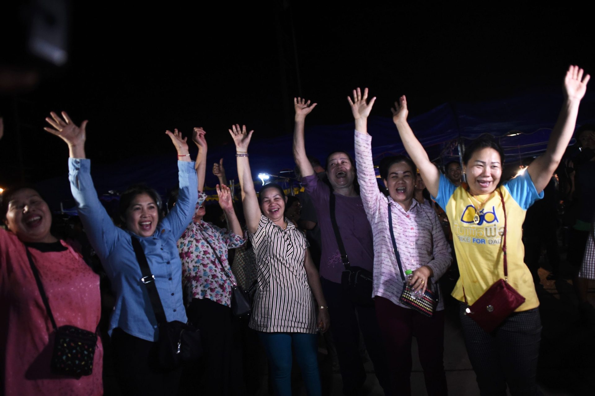 Tailândia. Voluntários festejam o sucesso do resgate (Vídeo)