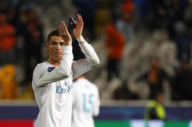 Ronaldo movimenta milhões em transferências&#8230;e nas redes sociais