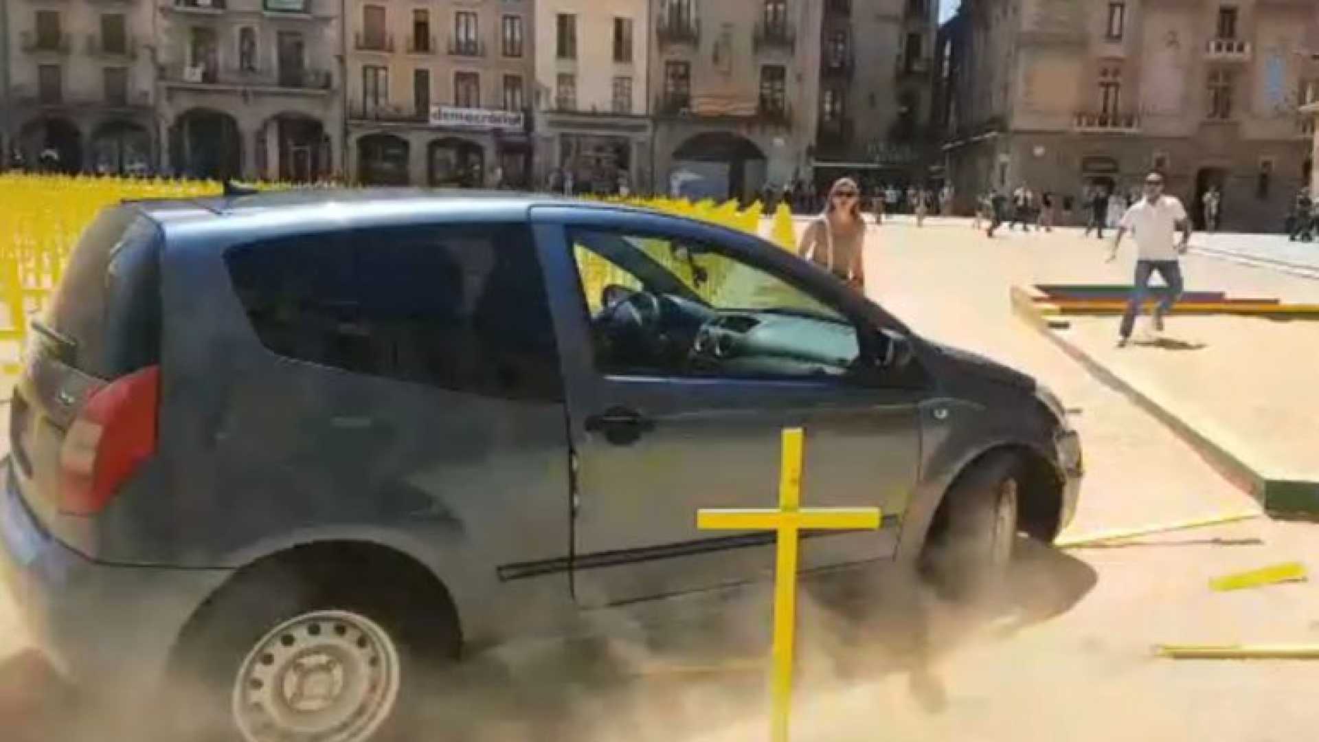 Carro entra a alta velocidade em praça de Barcelona | VÍDEO