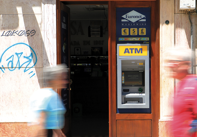 Máquinas multibanco estão a ser substituídas pelas ATM que cobram comissões sem pré-aviso