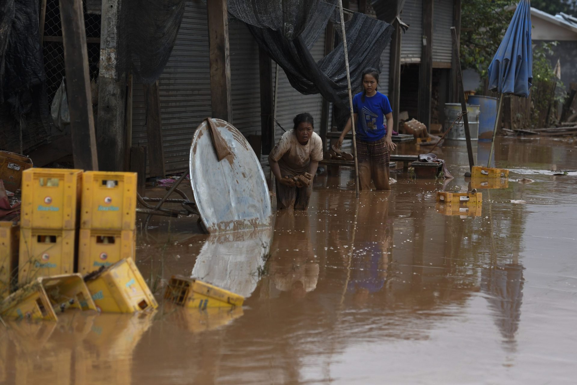 Milhares de desalojados no Camboja. Água da barragem que colapsou no Laos chega ao país vizinho