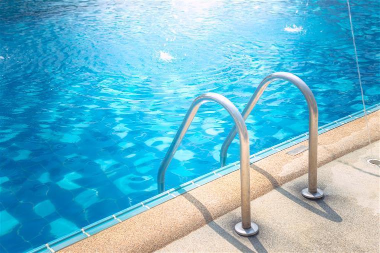 Família de criança que morreu em piscina em Azeitão diz que incidente podia ter sido “evitado”