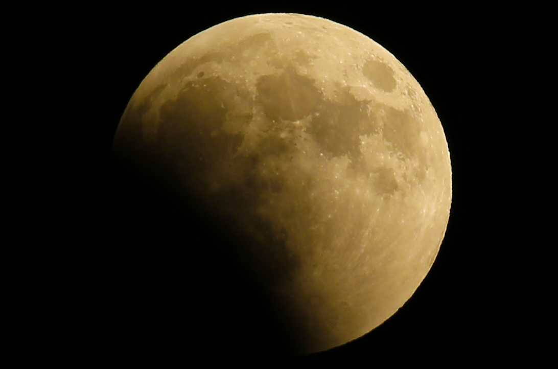 Eclipse Lunar. É assim que está a ser visto em vários pontos do mundo | Fotogaleria