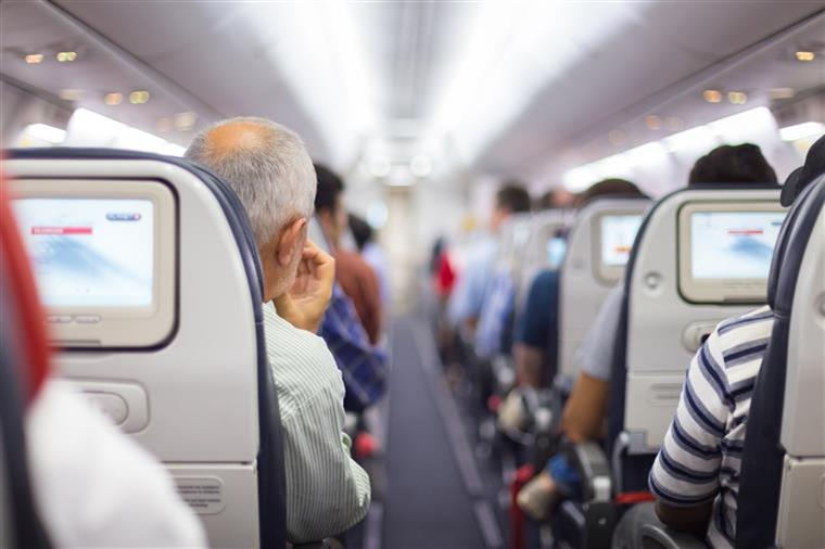 EUA de ‘olhos postos’ em pessoas que suam muito e vão várias vezes à casa de banho em aviões