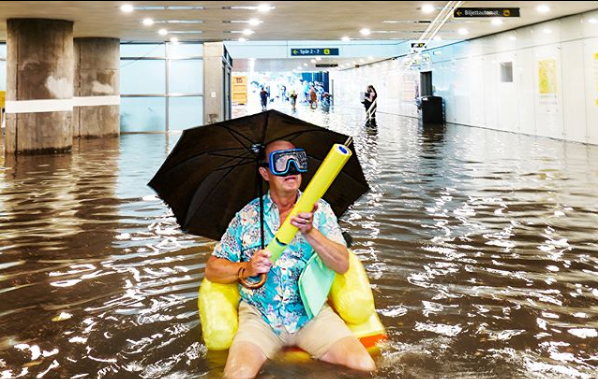 Estação de metro vira piscina após cheias | FOTOS