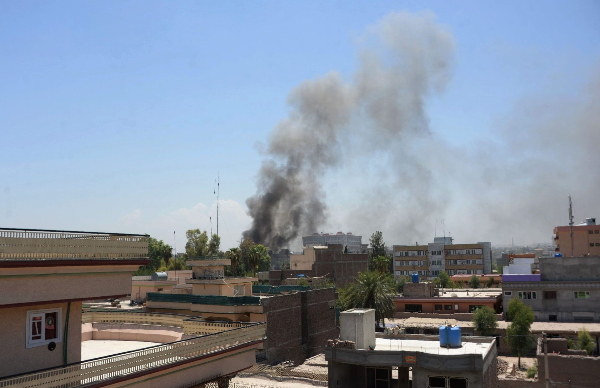 18 mortos e 15 feridos em ataque a edifício governamental em Jalalabad