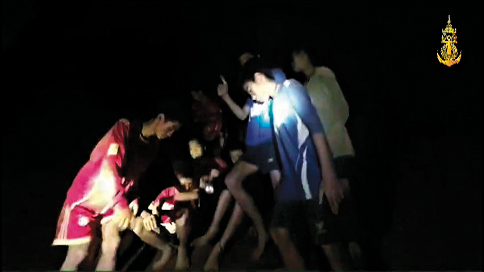Tailândia. Jovens presos na gruta sorriem em novo vídeo | VÍDEO