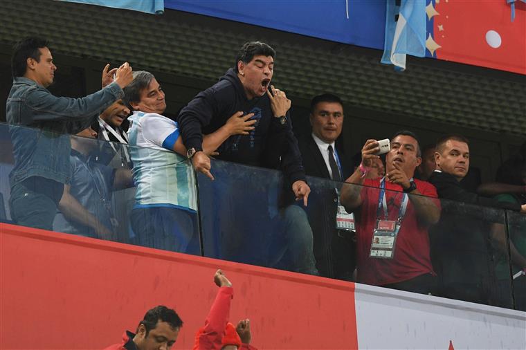 Maradona acusa arbitragem de ter roubado a seleção colombiana