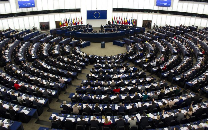 Parlamento Europeu chumba diretiva dos direitos de autor online