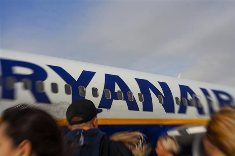 Sindicatos dos tripulantes fazem pré-aviso de greve na Ryanair