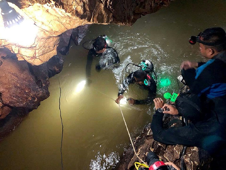 Tailândia. Voluntários voltam a encher caverna por engano