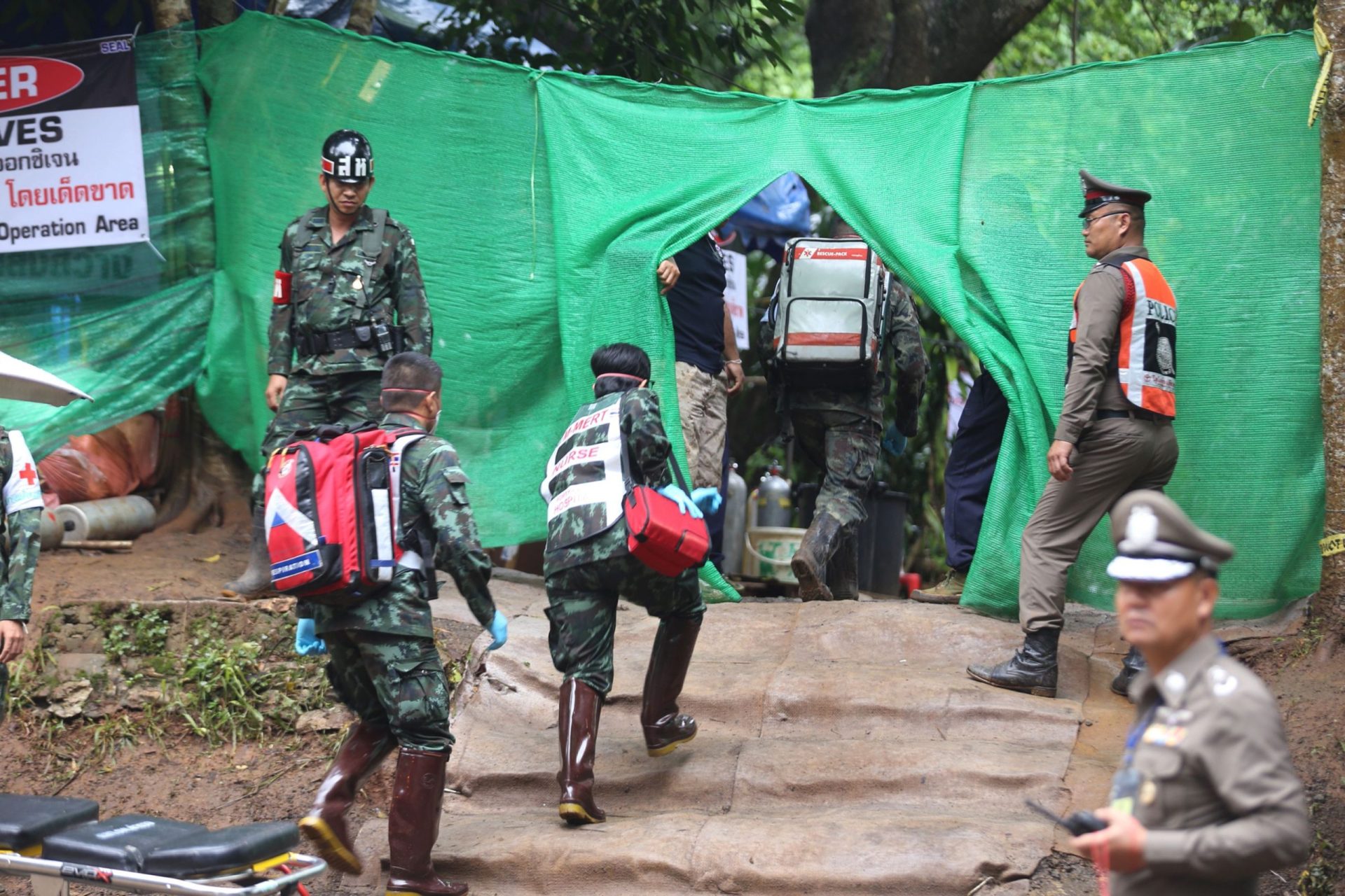 Tailândia. Jovens resgatados devem ver a família hoje depois de terminarem exames médicos
