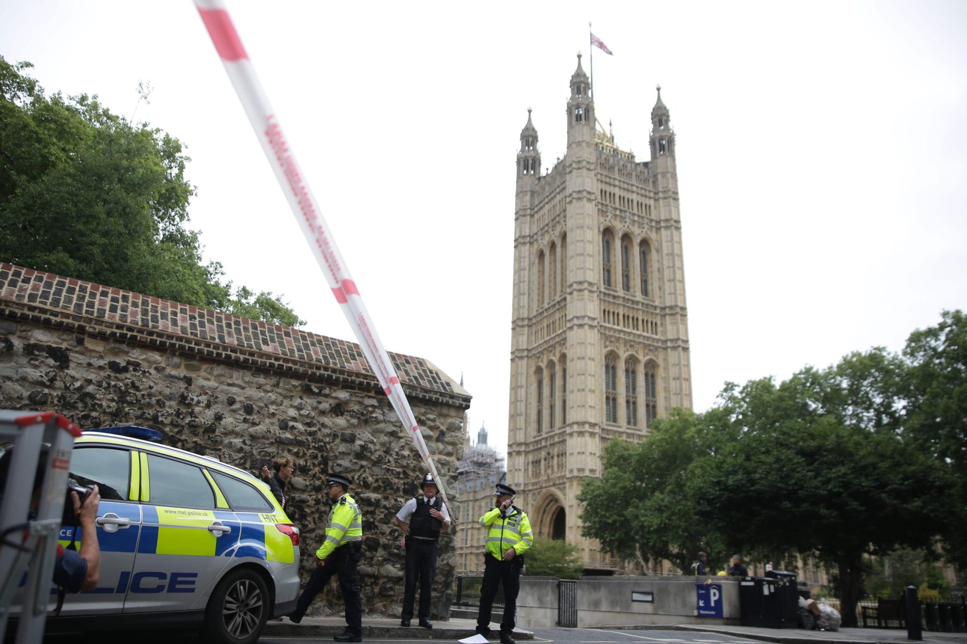 Londres. Polícia britânica detém homem após embater com carro contra barreiras junto ao parlamento
