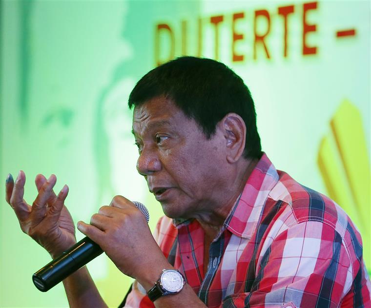 Filipinas. Duterte destrói carros de luxo contrabandeados | VÍDEO