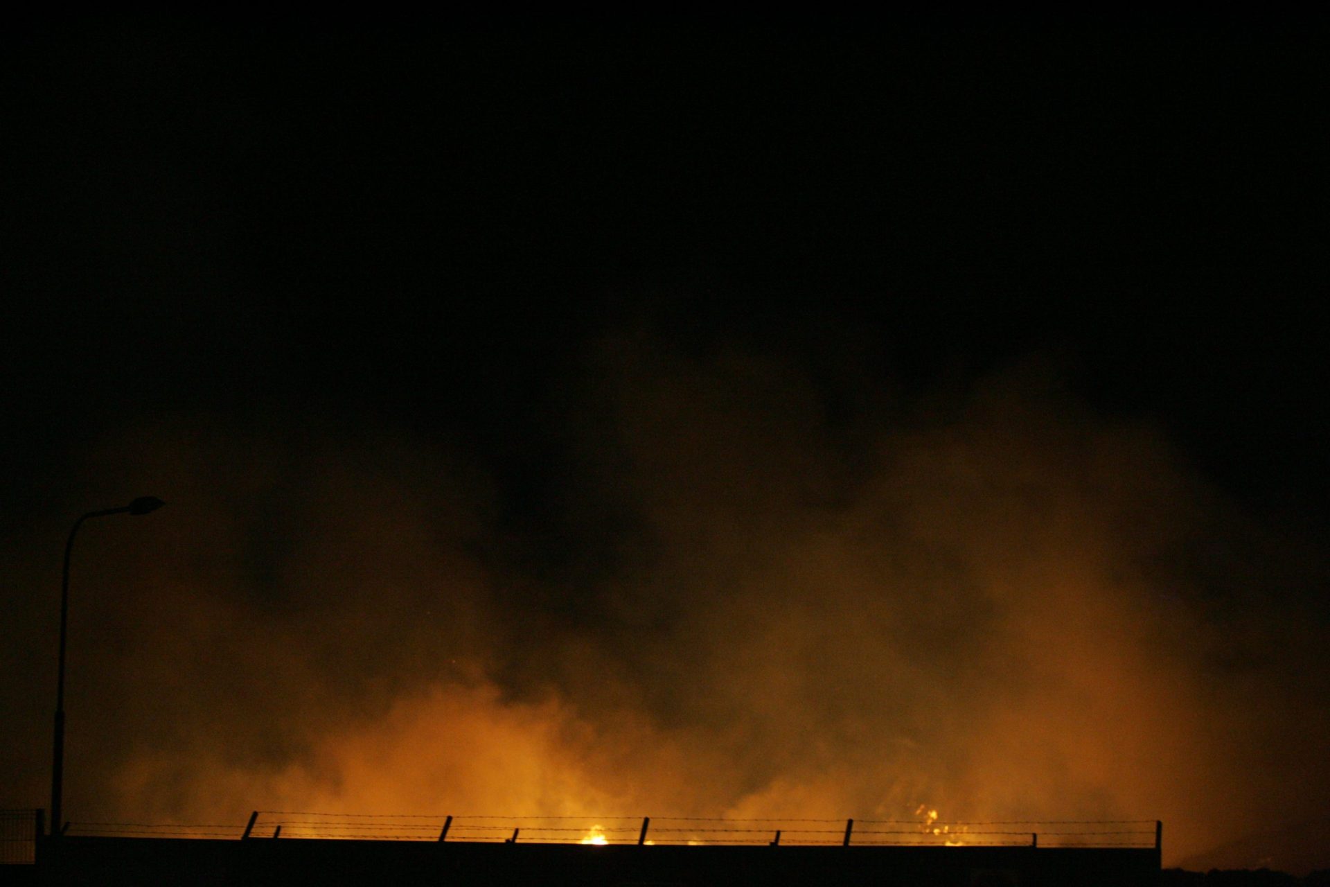 Incêndio em Camarate obriga à mobilização de dezenas de bombeiros