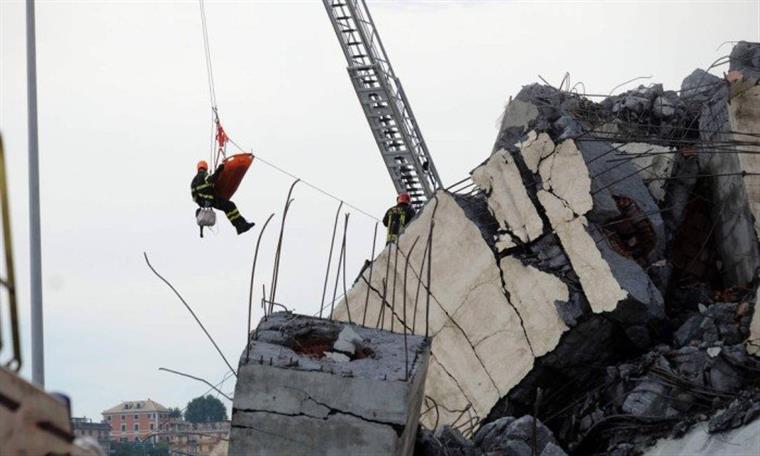 Vídeo mostra o resgate de uma das vítimas do colapso da ponte Morandi, em Génova | VÍDEO