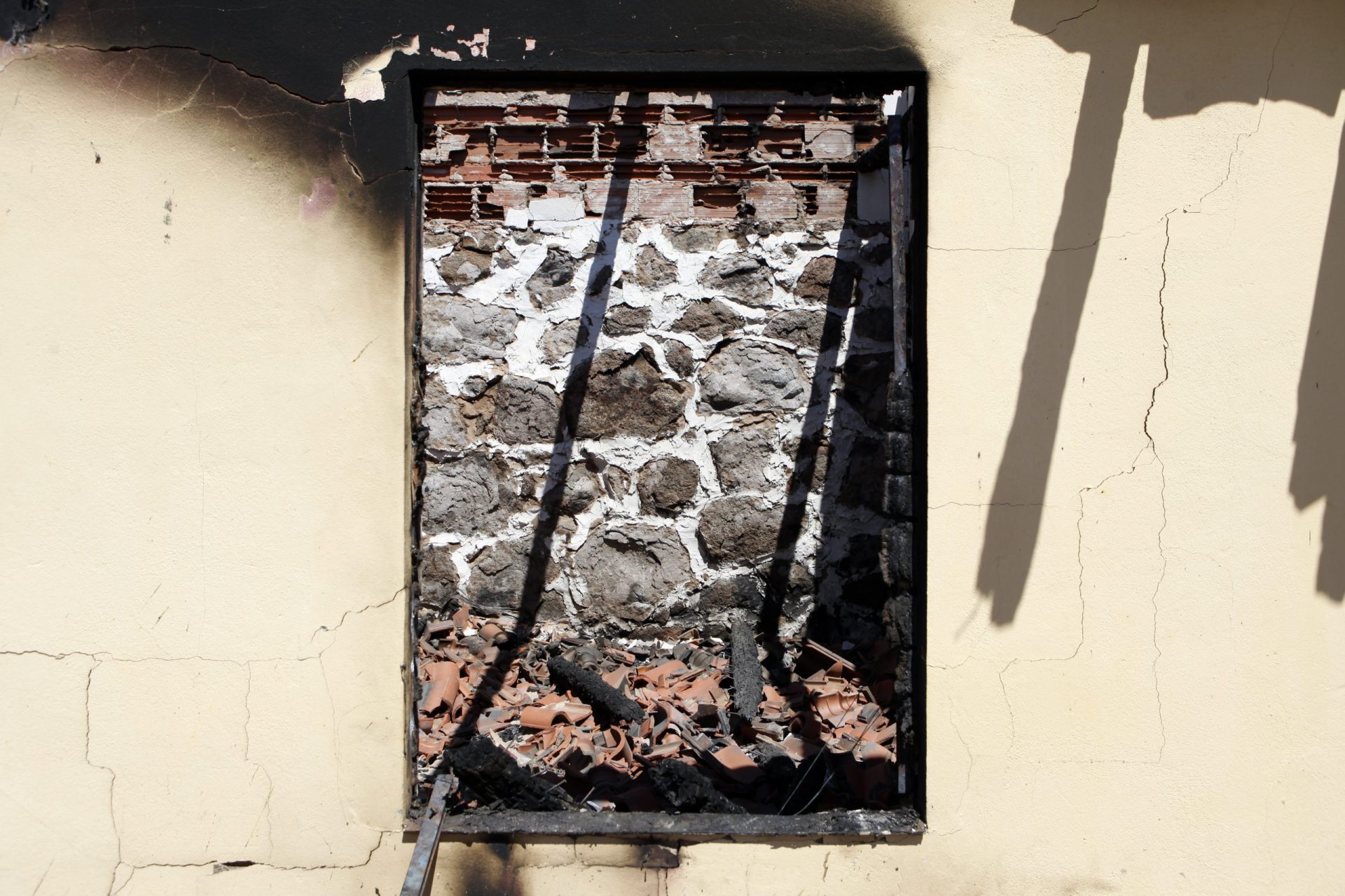 Número de casas destruídas pelo incêndio de Monchique sobe para 74