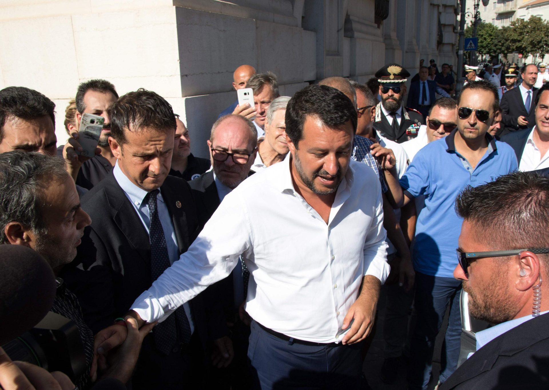 Itália. Ministro do Interior em festa no dia em que ponte em Génova calapsou | Foto