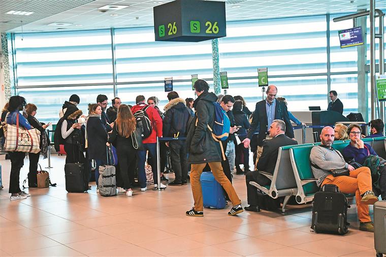 240 mil passageiros afetados por perturbações nos voos com partida de Portugal