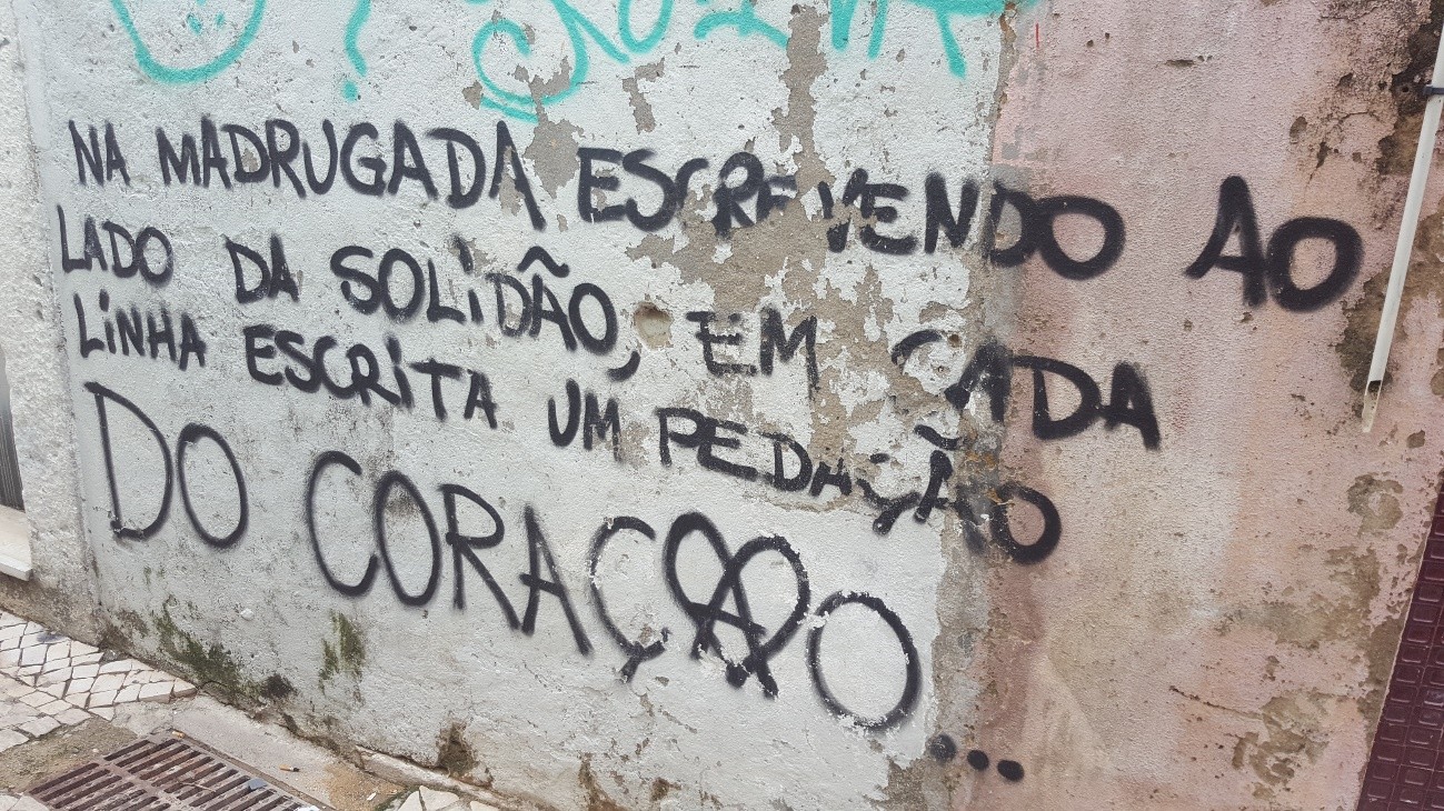 «Na madrugada escrevendo ao lado da solidão, em cada linha escrita um pedação do coração…»