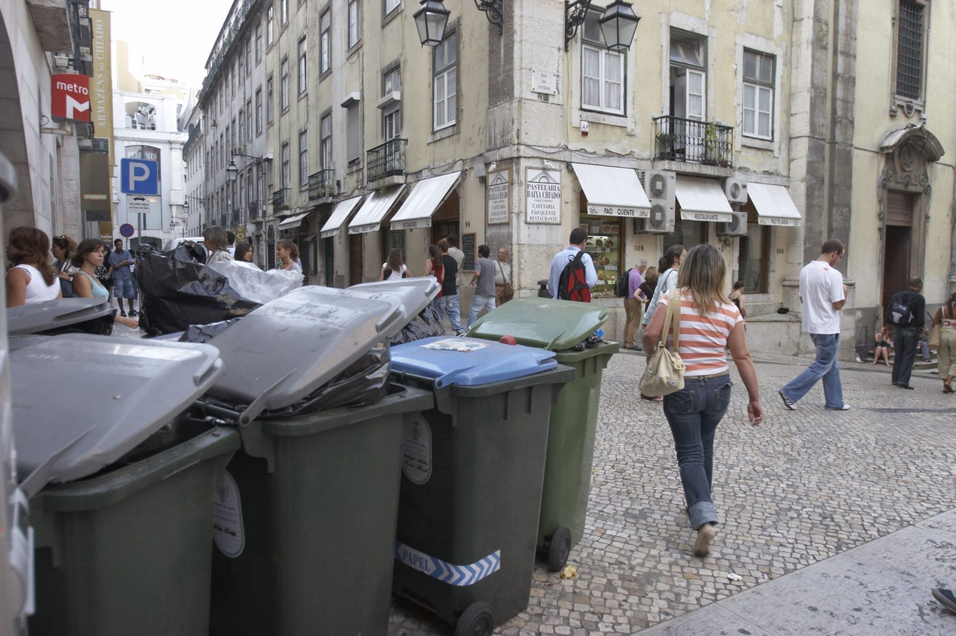 Ruas de Lisboa enchem-se de lixo nos meses de verão