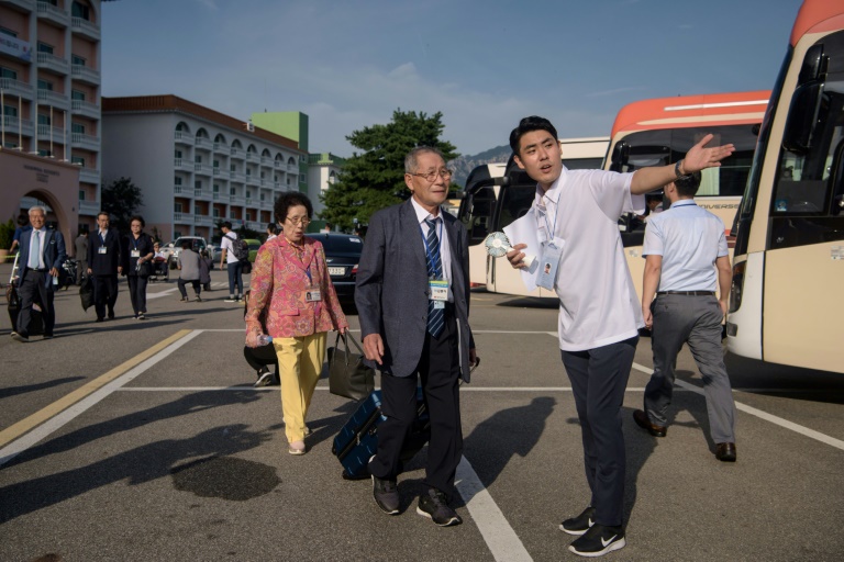 Sul-coreanos rumam à Coreia do Norte para reencontrarem familiares