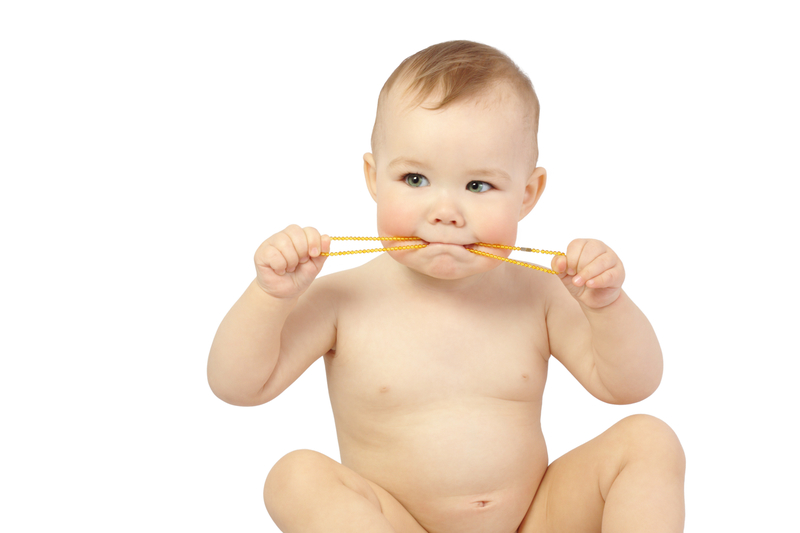 DECO deixa aviso: os colares de âmbar “são perigosos” para os bebés