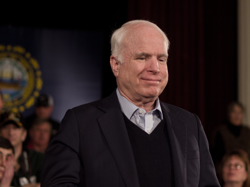 O adeus de McCain: “Enfraquecemos a nossa grandeza quando confundimos o nosso patriotismo com rivalidades tribais”