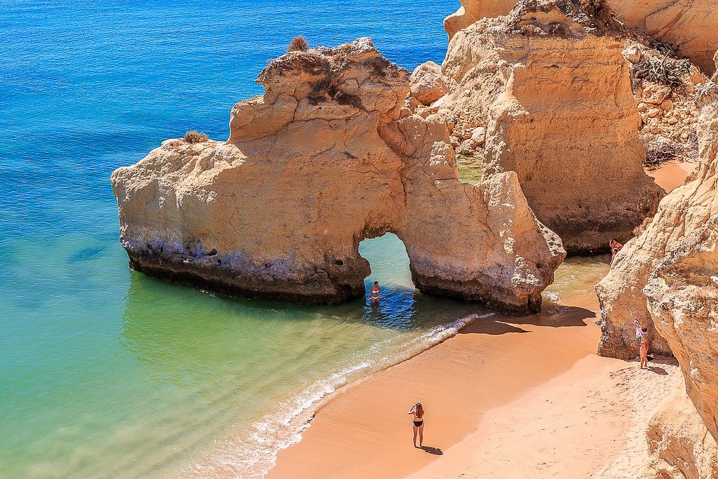 Há mais um casal internacional que está a passar férias em Portugal