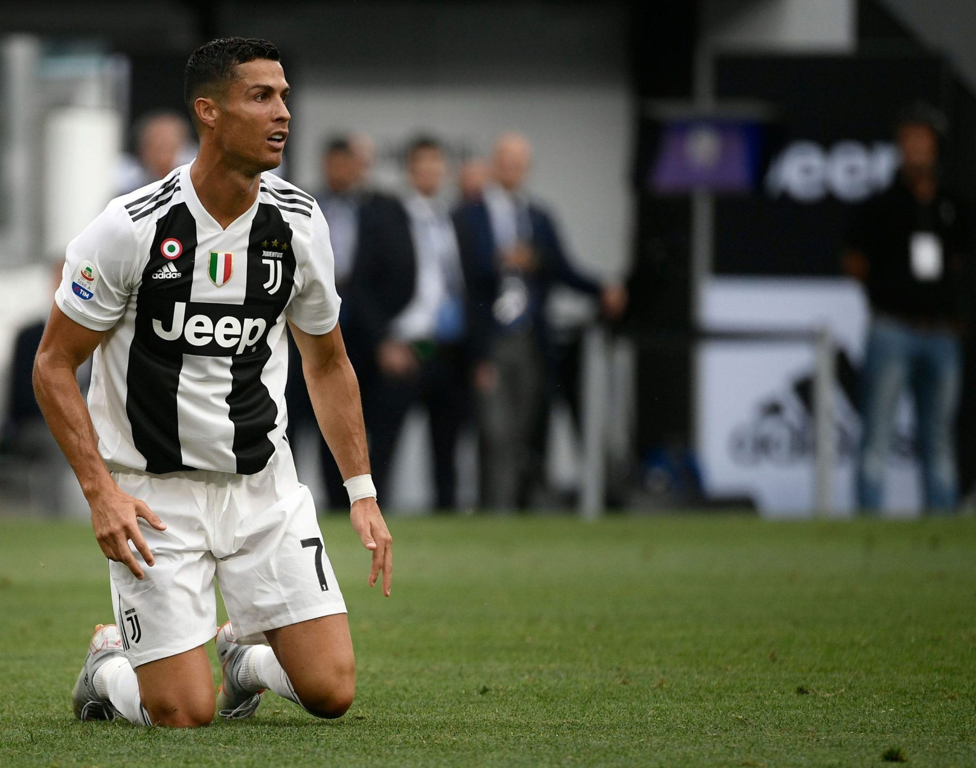 Jornalista da Juventus surpreendido por Cristiano Ronaldo | VÍDEO