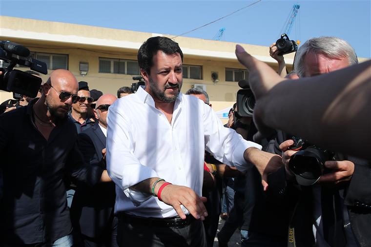 Salvini. “Antes de dar lições, convidaria o hipócrita presidente francês a reabrir as suas fronteiras”