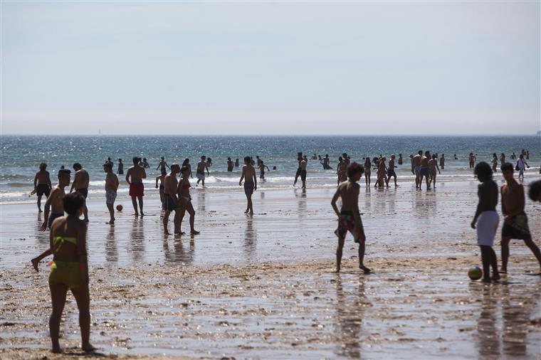 Grupo de 100 pessoas envolve-se em confrontos na praia de Carcavelos | Vídeo