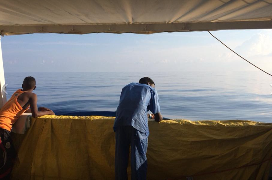 Barco com 87 migrantes resgatados no Mediterrâneo chega a Espanha esta semana