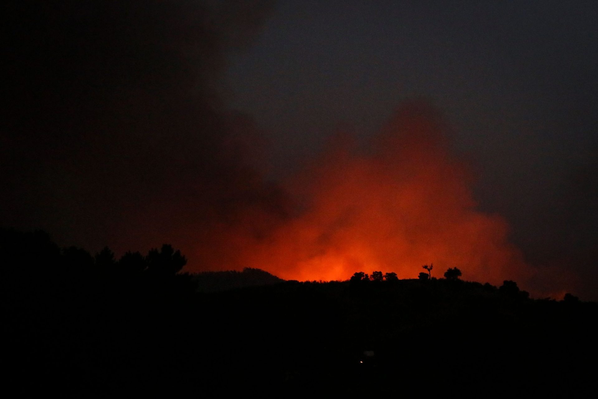 Incêndio em Monchique fora de controlo. Chamas já se estenderam aos concelhos de Silves e Portimão