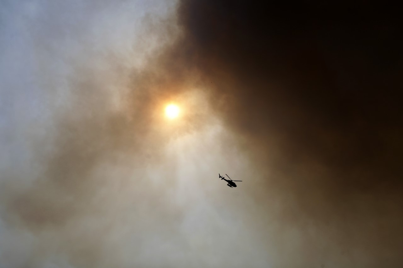 Aviões utilizam produtos para retardar chamas em Monchique, mas helicópteros não
