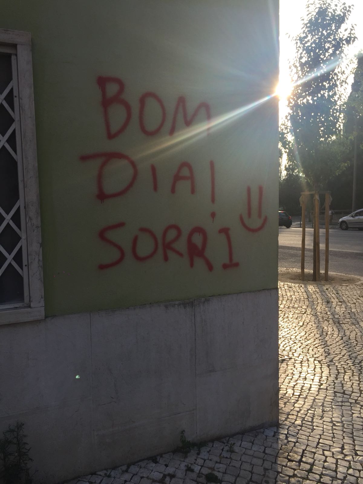 «Bom dia! Sorri»