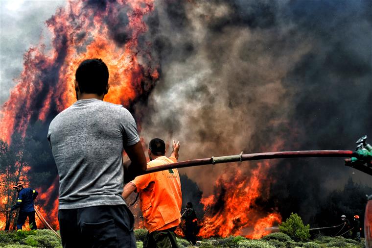 Número de vítimas mortais de incêndio na Grécia sobe para 93