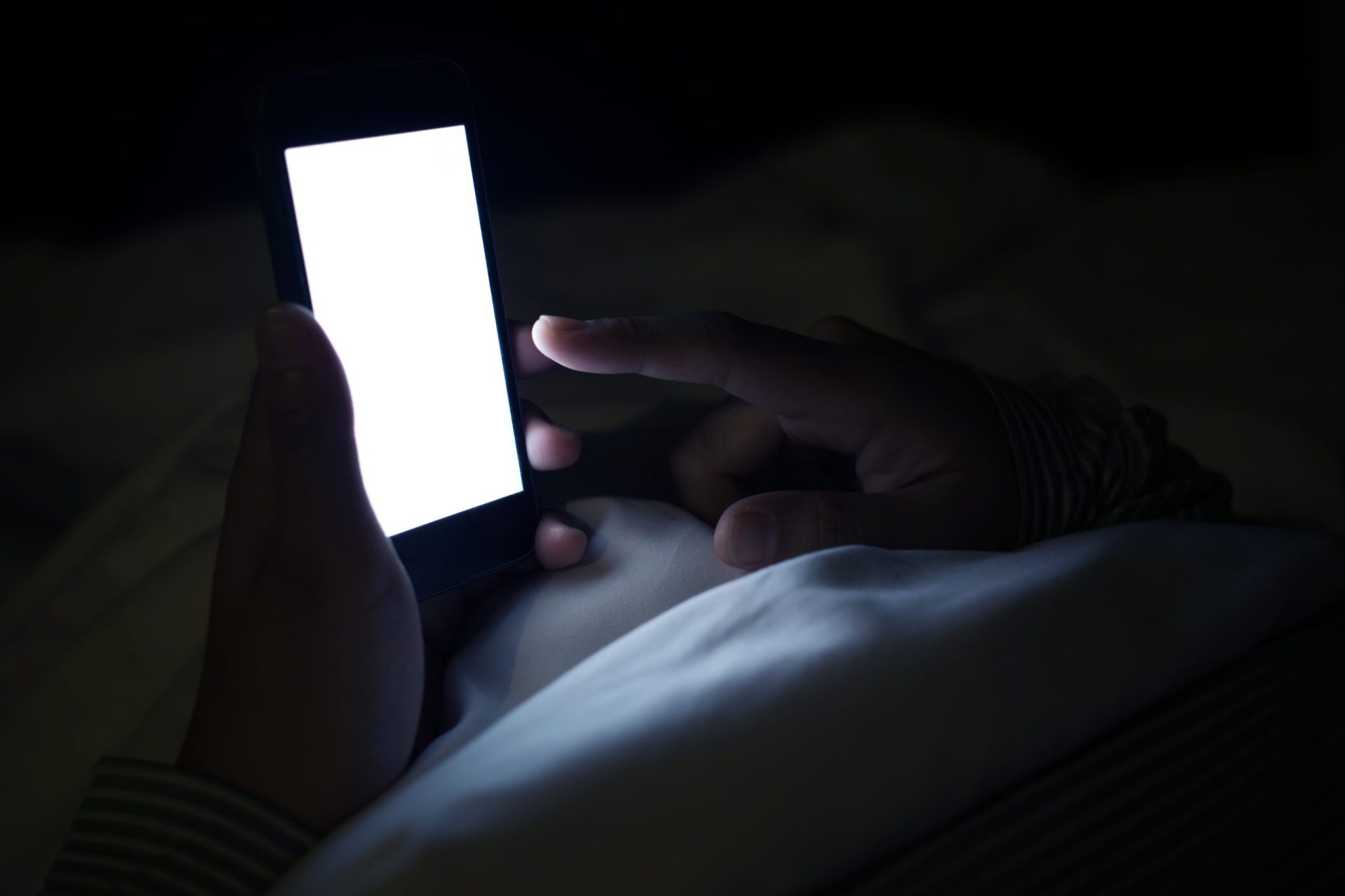 Saúde. A luz azul dos telemóveis pode acelerar a cegueira