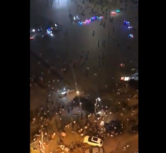 China. Homem atropela multidão e mata nove pessoas | VÍDEO
