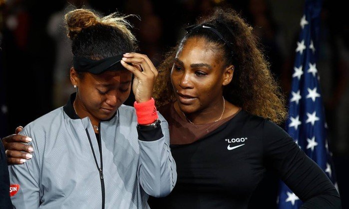 Naomi Osaka revelou o que lhe disse Serena Williams durante a entrega de prémios