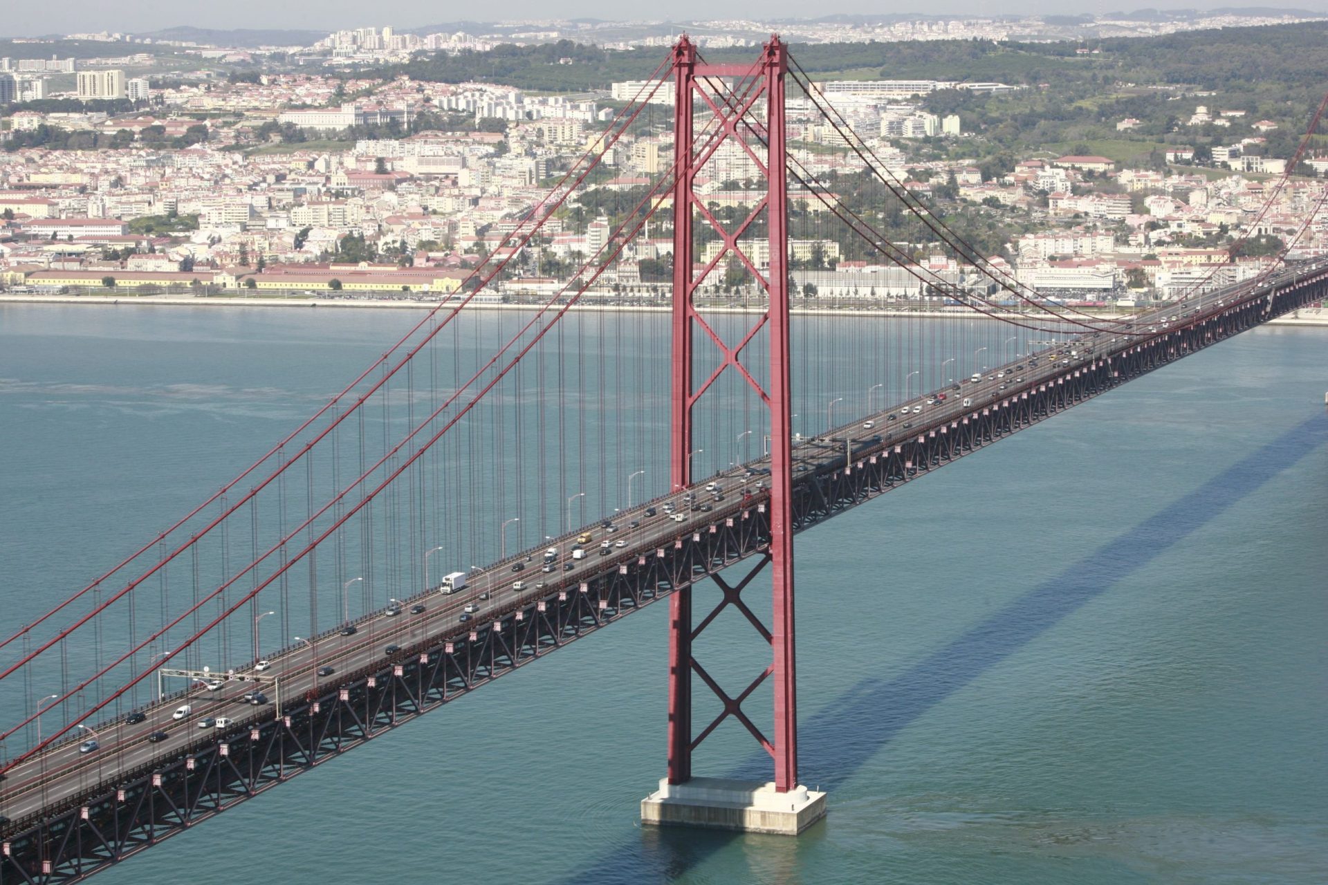 Acidentes em ambas as pontes provocam dificuldades na saída de Lisboa