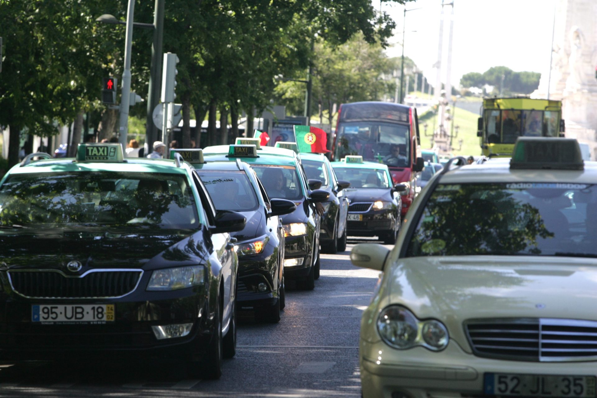 Taxistas em protesto na quarta-feira para impedir que lei da Uber entre em vigor