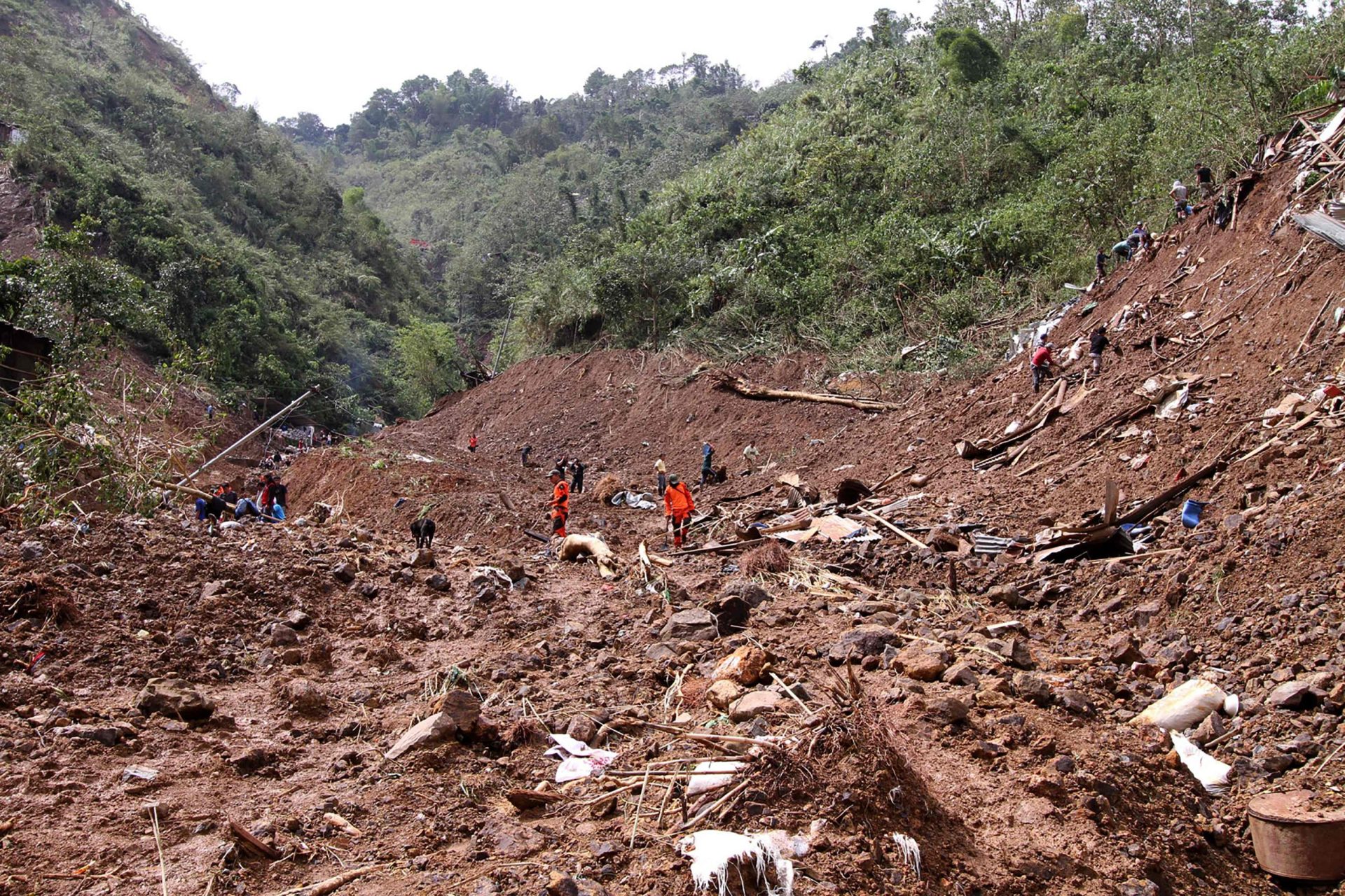 Deslizamento de terras nas Filipinas soterra aldeia inteira