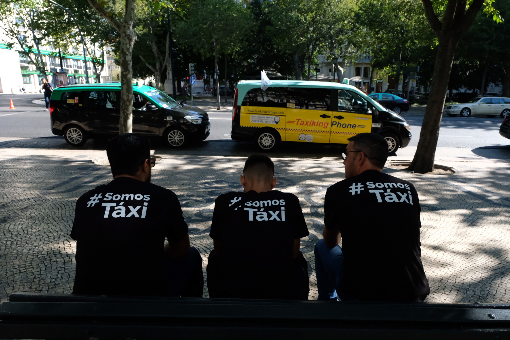 Protesto &#8216;lei Uber&#8217;. Mais de mil táxis concentrados em Lisboa, 100 no Porto e 200 em Faro