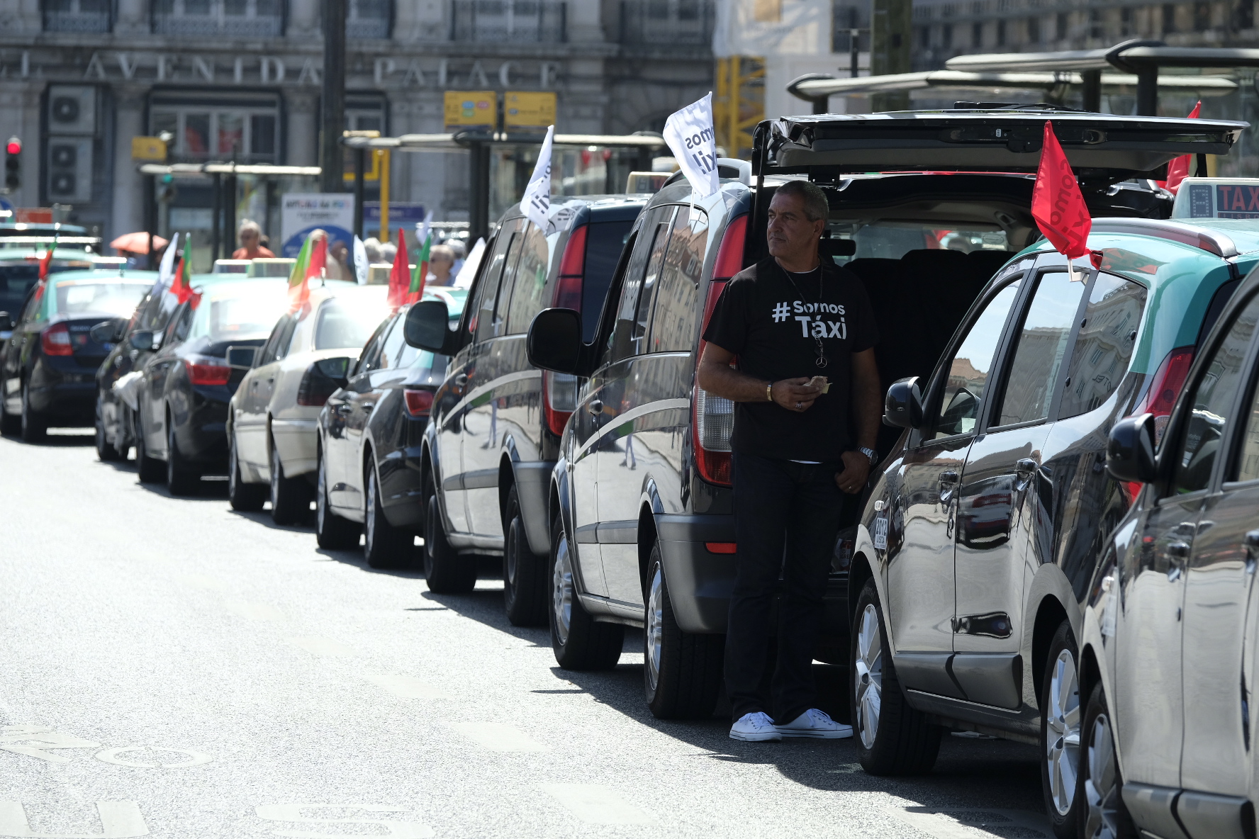 #somostaxi. 1300 taxistas na rua exigem suspensão da “lei Uber” | FOTOS