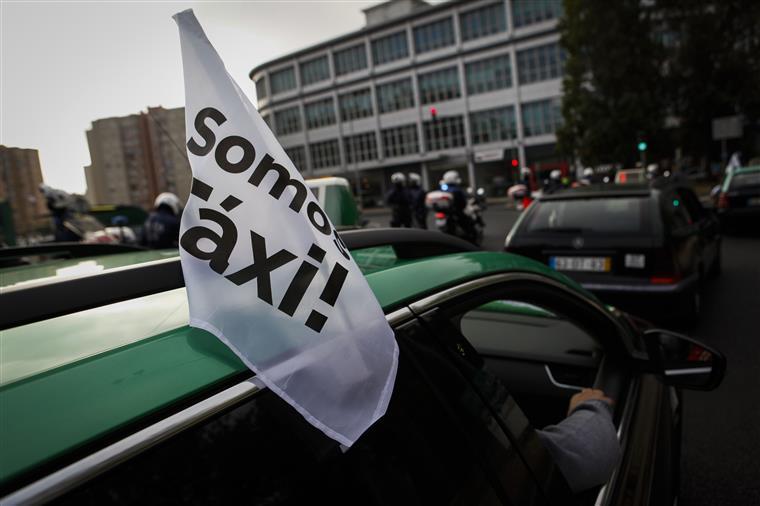 Taxistas mantêm protesto