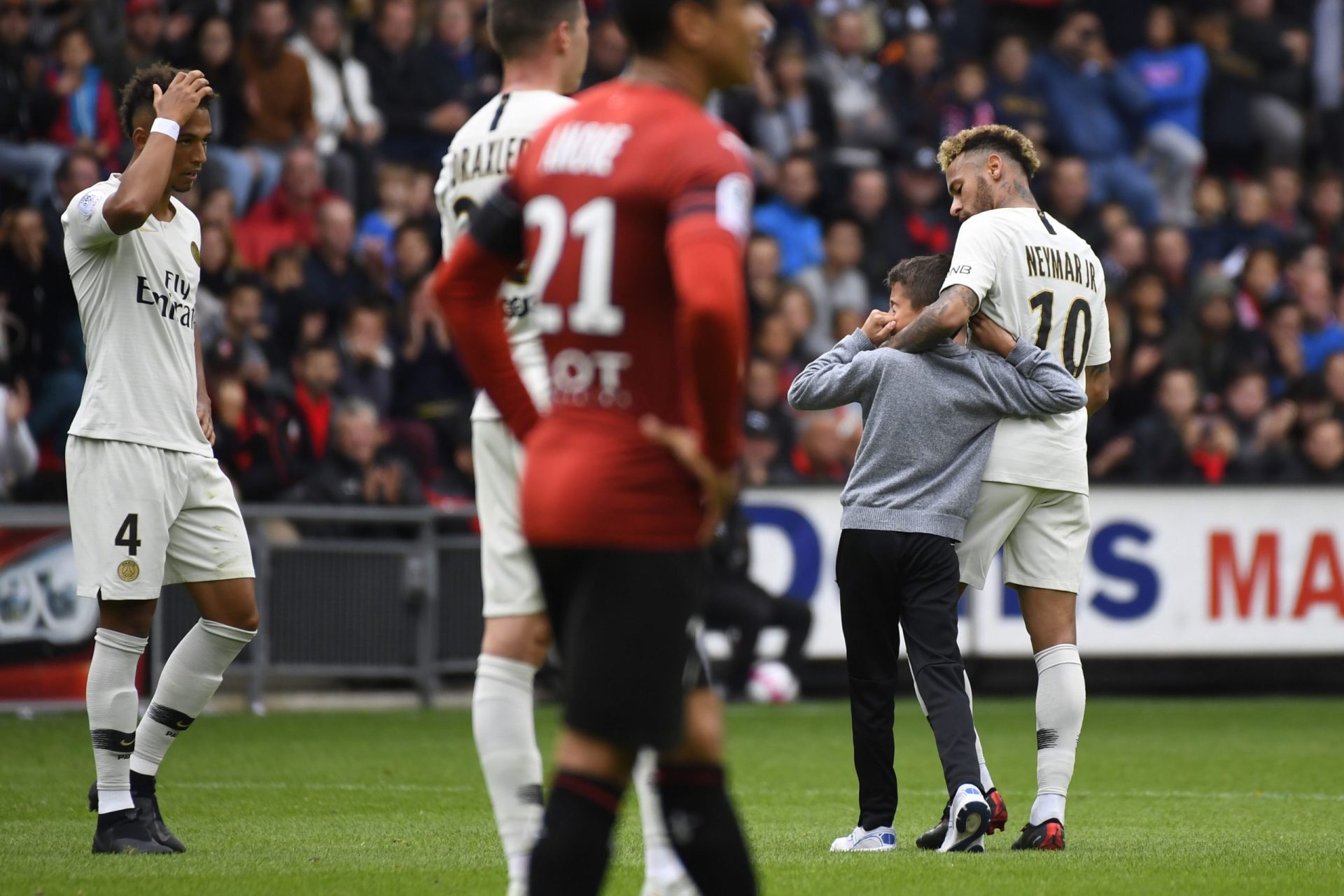 Neymar oferece camisola a criança que invade campo | Vídeo