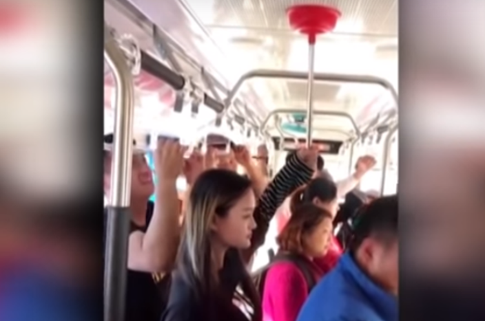 Vídeo | Jovem usa desentupidor para se segurar dentro de autocarro