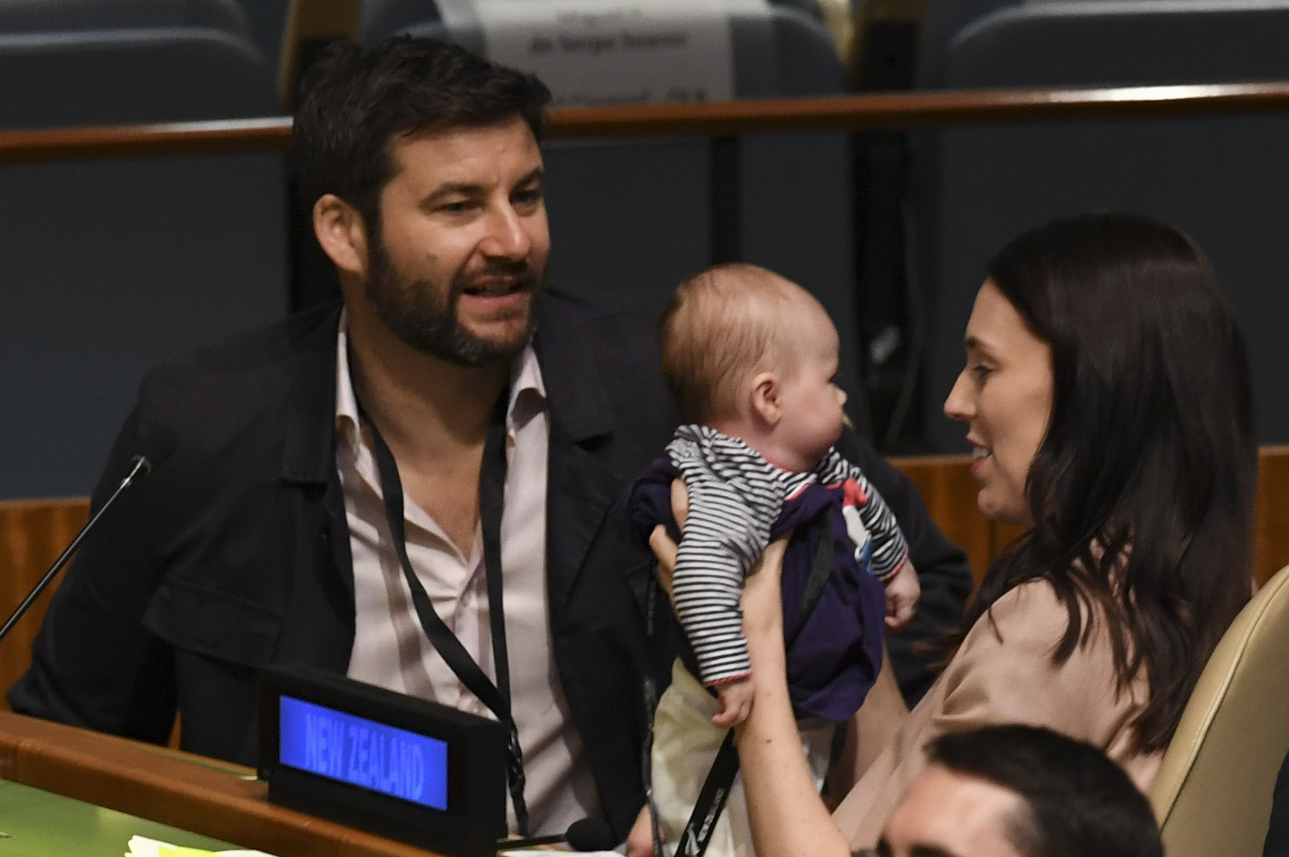 Primeira-ministra da Nova Zelândia torna-se 1.ª mulher a levar a filha para a assembleia da ONU