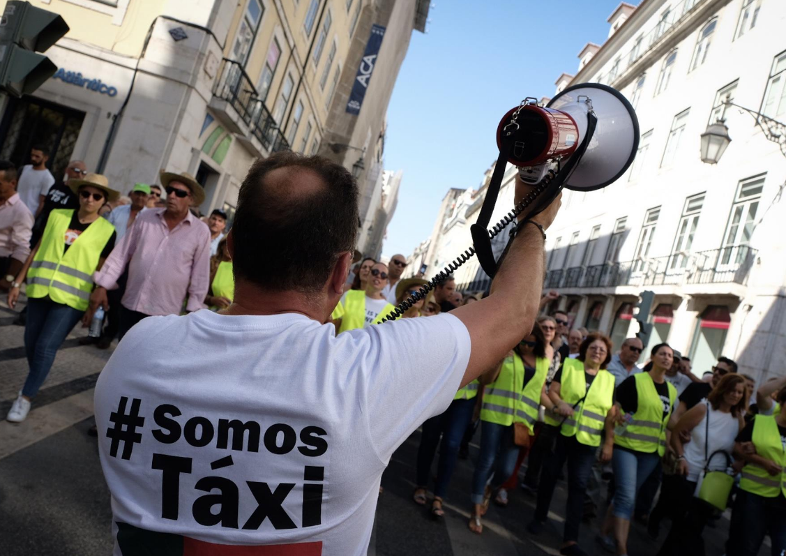 Taxistas atacaram carros que achavam ser da Uber